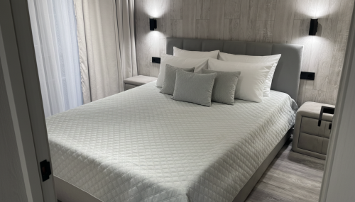 make_the_bed_in__subject_1__in_a_hotel_style__with_four_white_pillows__three_gray_pillows__and_the_w (1)